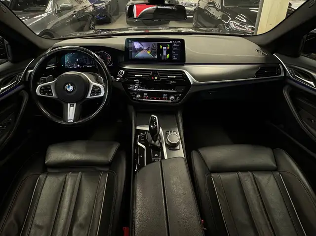 BMW 5 Series view 4