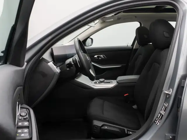 BMW 3 Series view 20