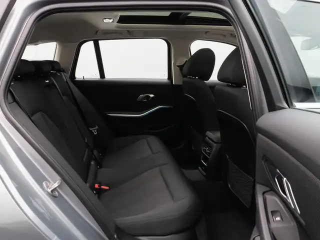 BMW 3 Series view 26