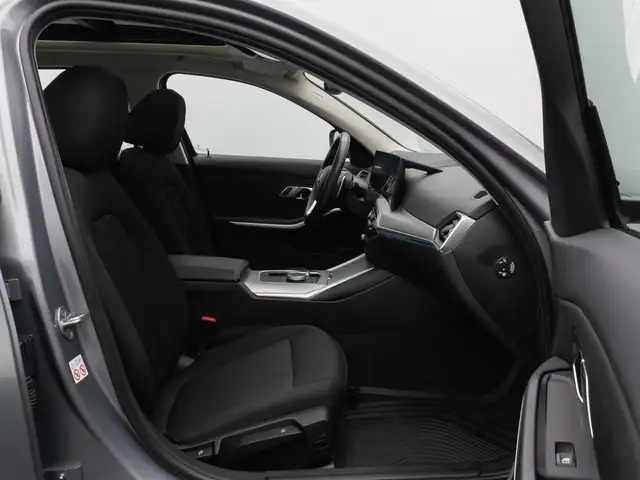 BMW 3 Series view 24