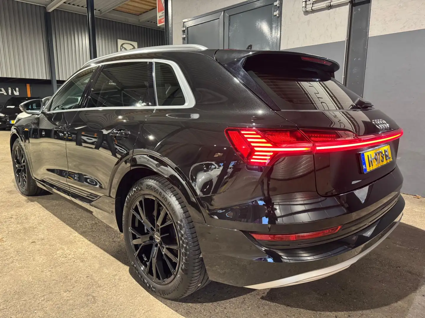 Audi e-tron E-tron 50 quattro Launch edition Panoramadak Leer Zwart - 2