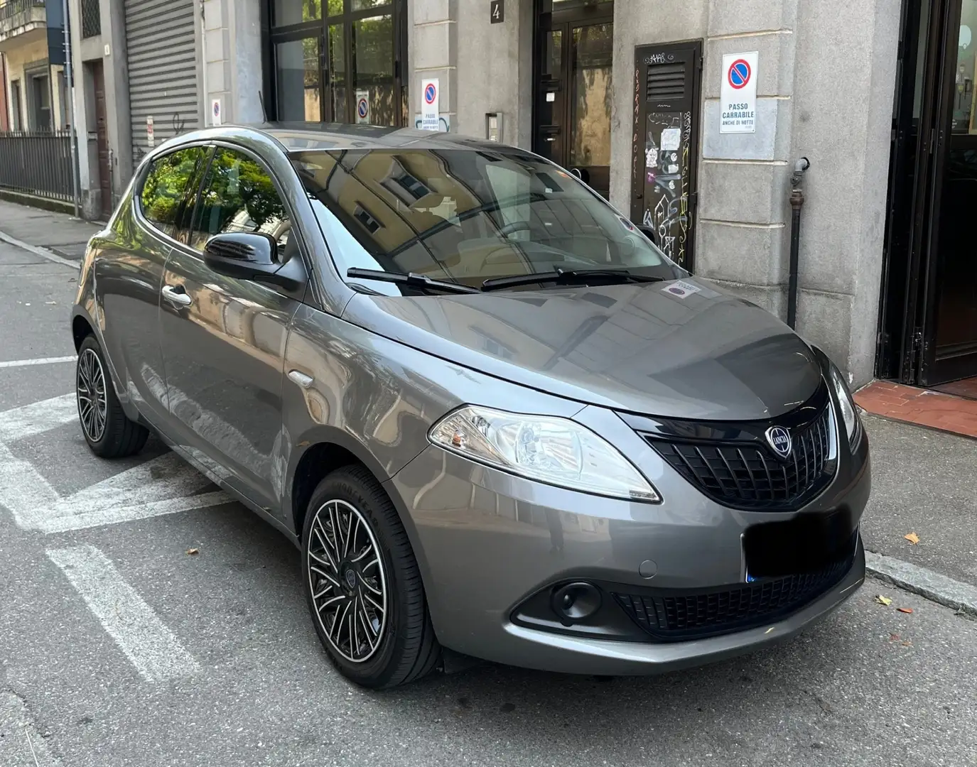 Lancia Ypsilon 1.0 FireFly 5 porte S&S Hybrid Alberta Ferretti Gris - 2