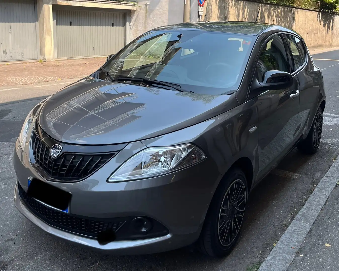 Lancia Ypsilon 1.0 FireFly 5 porte S&S Hybrid Alberta Ferretti Gris - 1