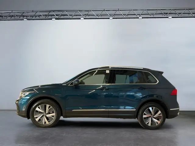 Volkswagen Tiguan view 3