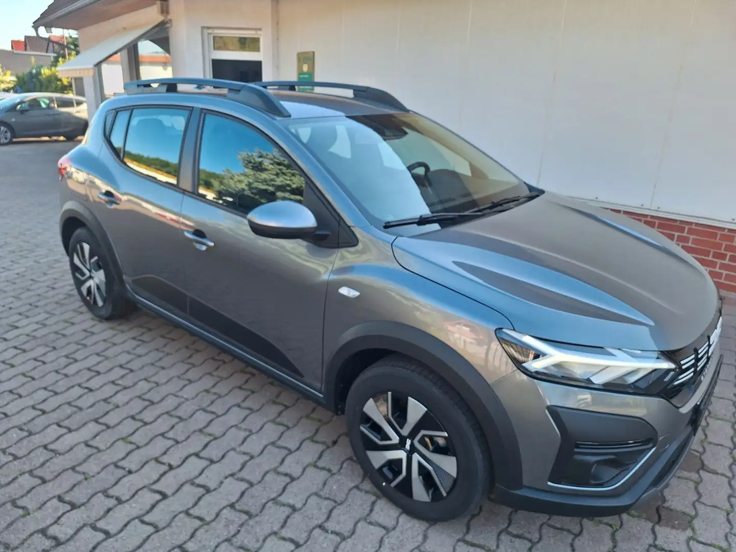Dacia Sandero III Stepway Expression Automatik Grau - 1
