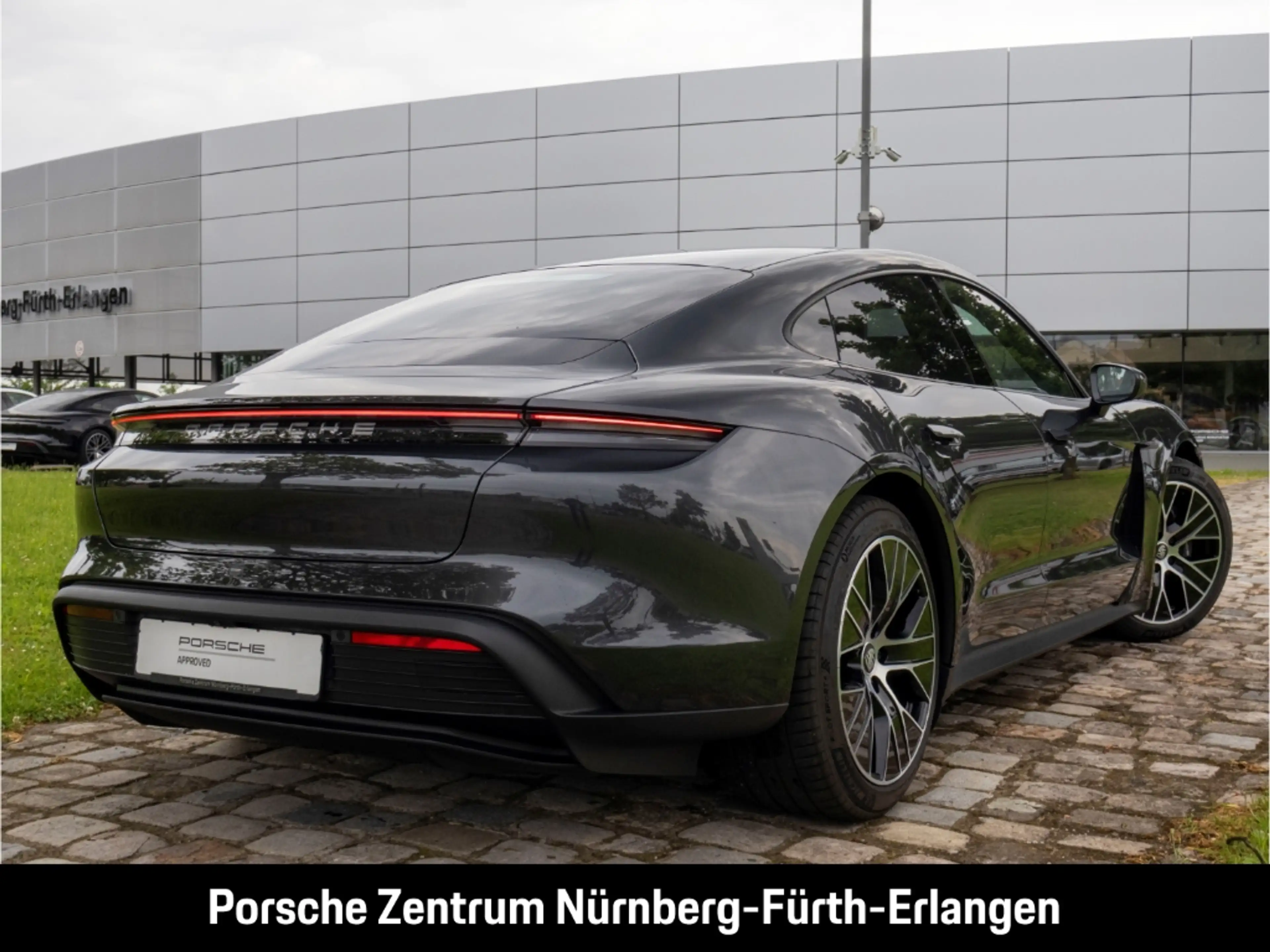 Porsche Taycan 75 Jahre Luftfederung inkl. PASM BOSE LED-Matrix — photo 5