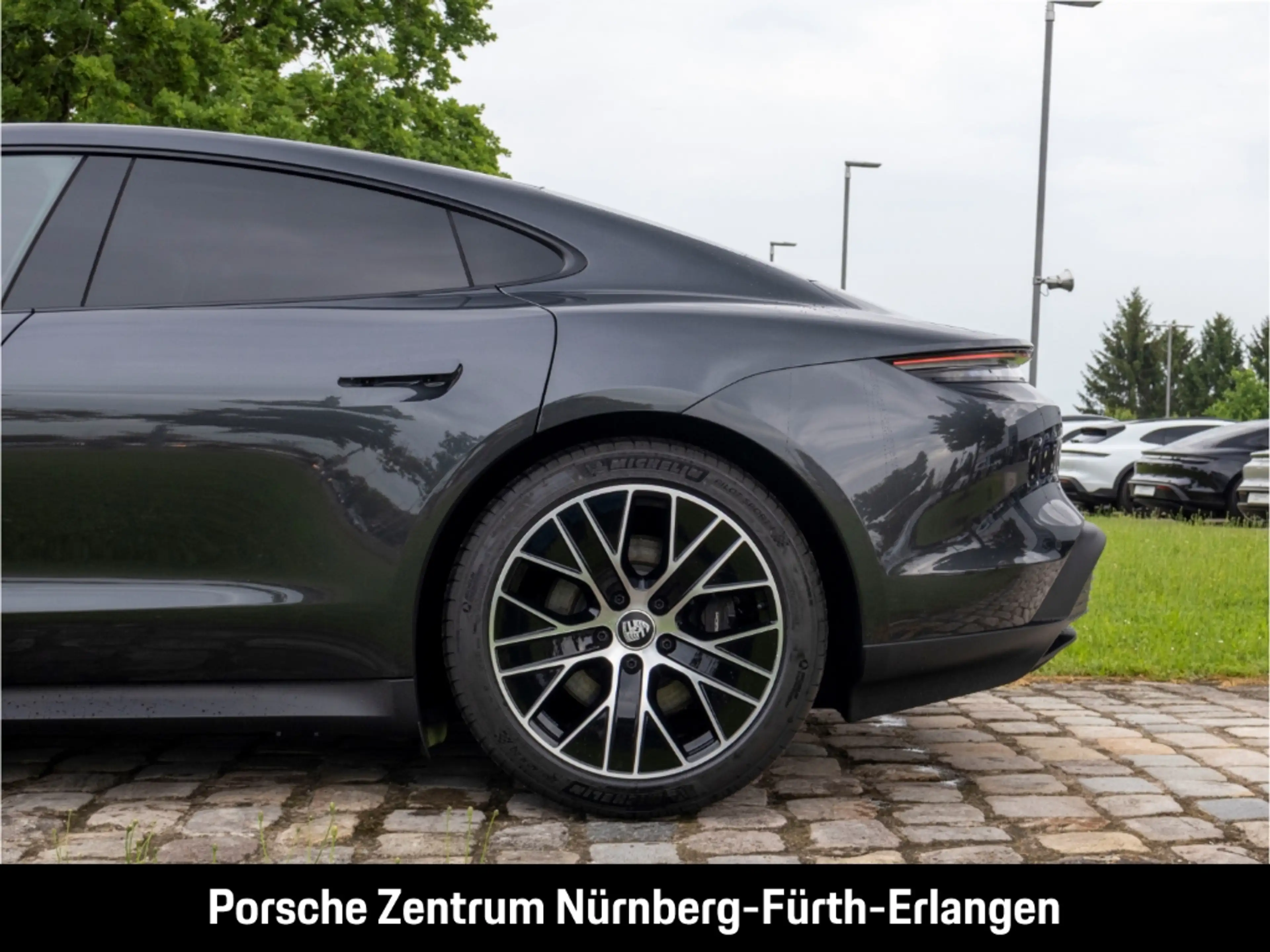 Porsche Taycan 75 Jahre Luftfederung inkl. PASM BOSE LED-Matrix — photo 13