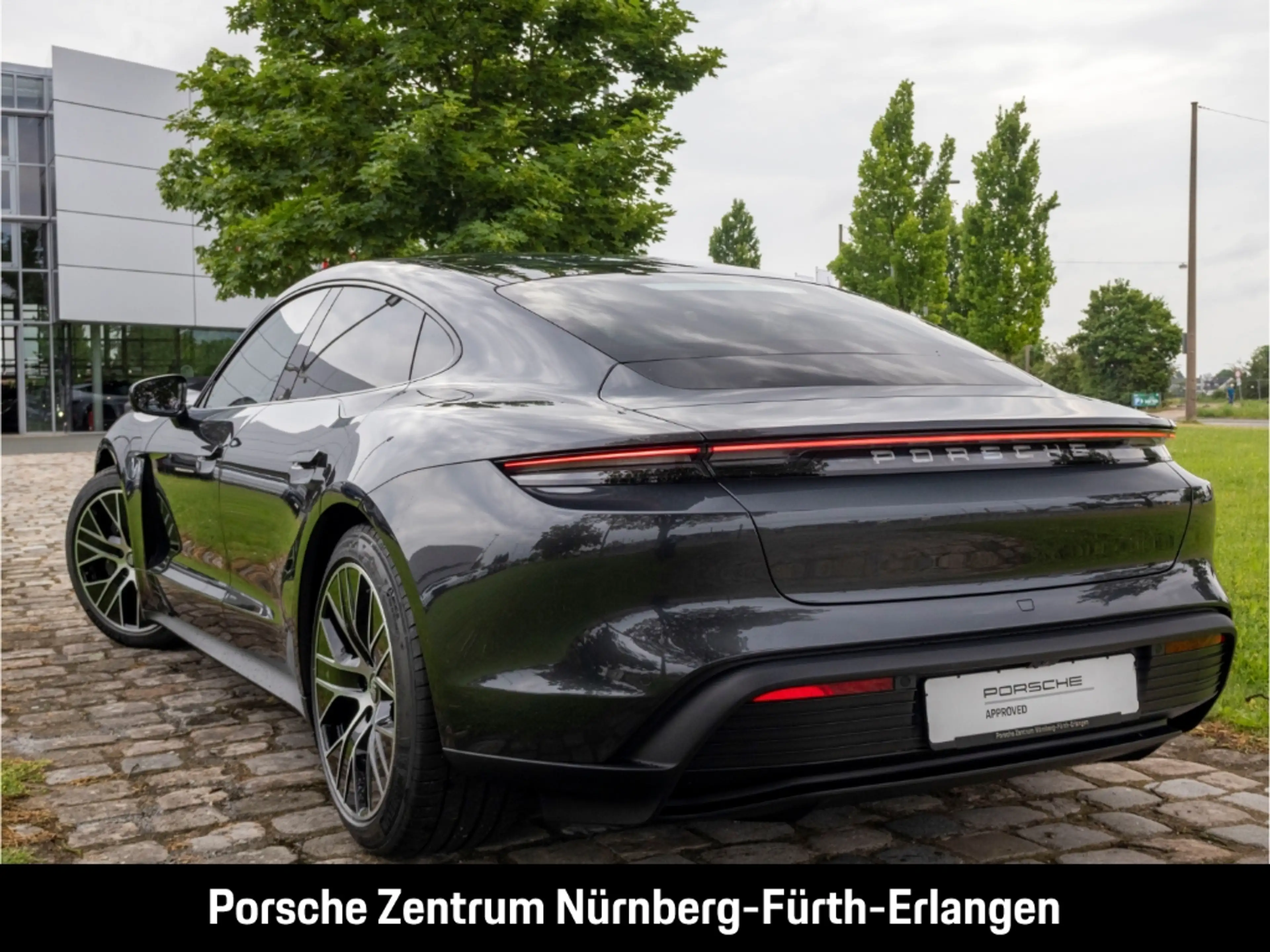 Porsche Taycan 75 Jahre Luftfederung inkl. PASM BOSE LED-Matrix — photo 3