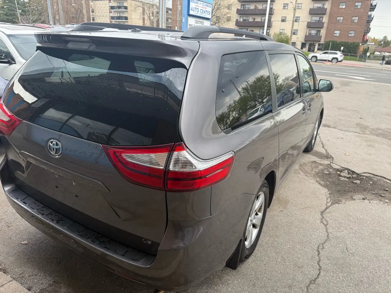Toyota Sienna снимка Toyota Sienna