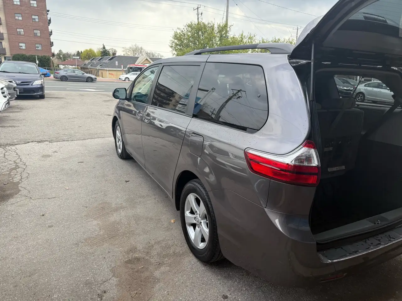 Toyota Sienna снимка Toyota Sienna