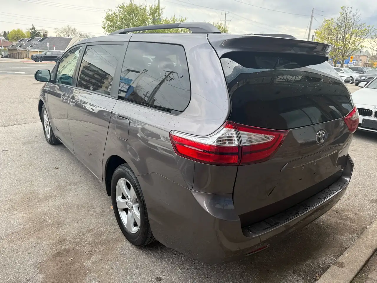Toyota Sienna снимка Toyota Sienna