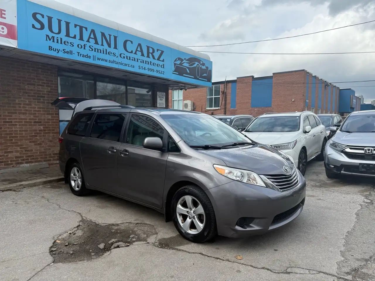 Toyota Sienna снимка Toyota Sienna