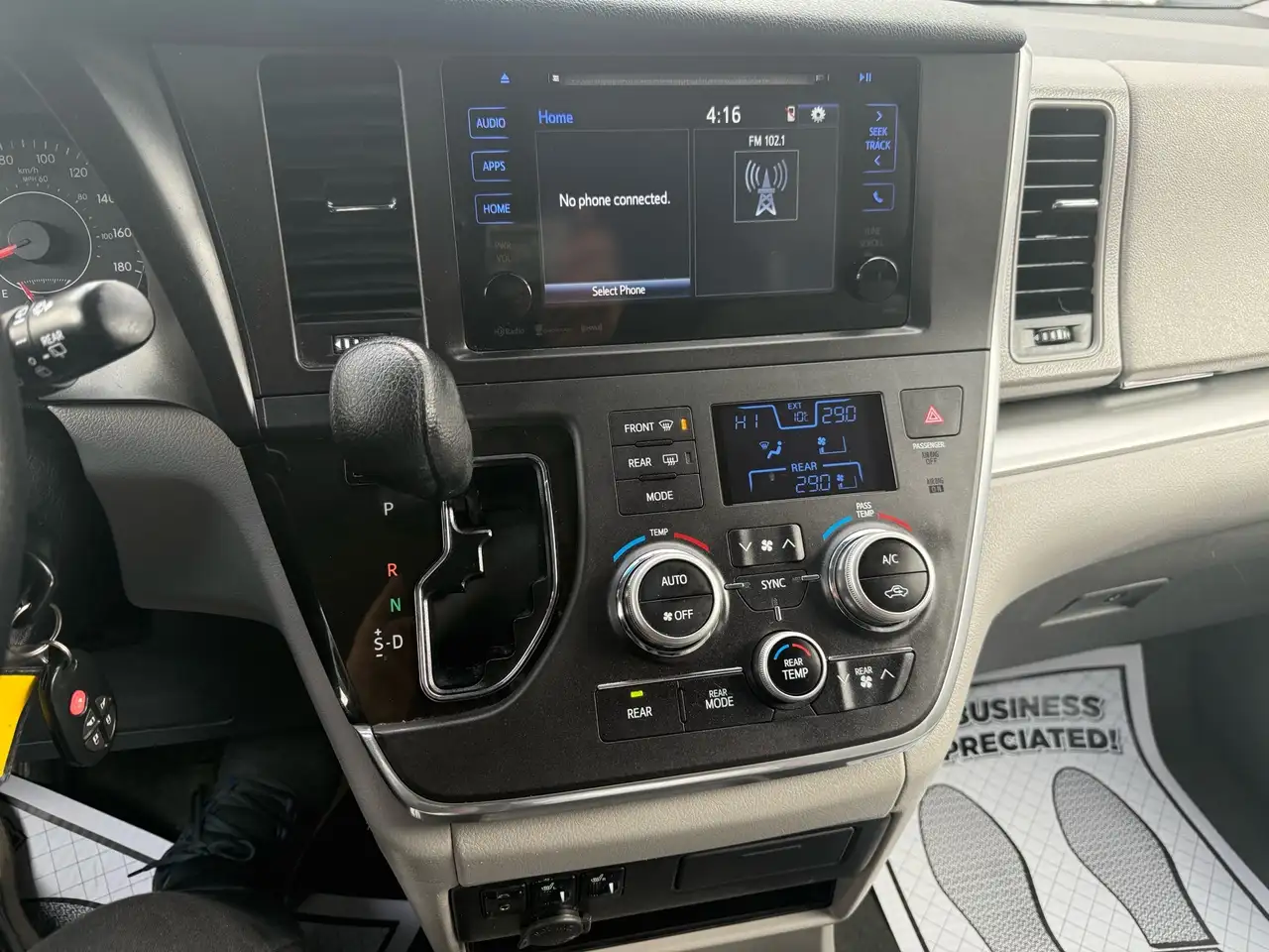 Toyota Sienna снимка Toyota Sienna