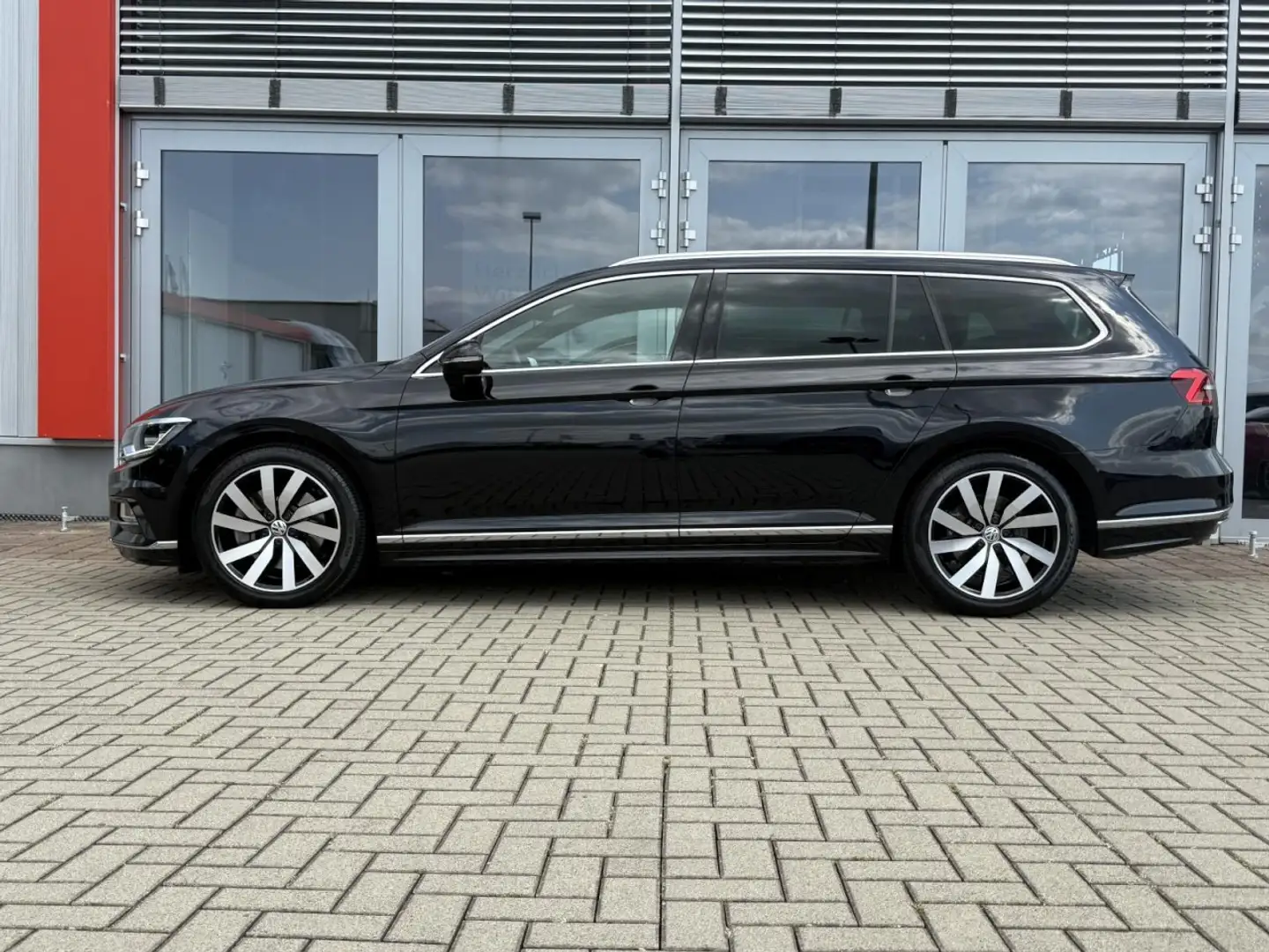 Volkswagen Passat Variant Highline 4Mot 2.0 R-Line TSI DSG Klima Navi Schwarz - 2