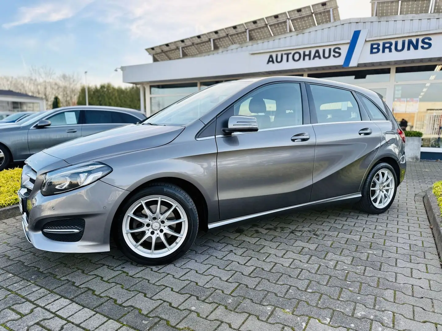 Mercedes-Benz B 200 URBAN, Autom., Distronic, LED, RFK, AHK, Navi, PTS Grau - 2