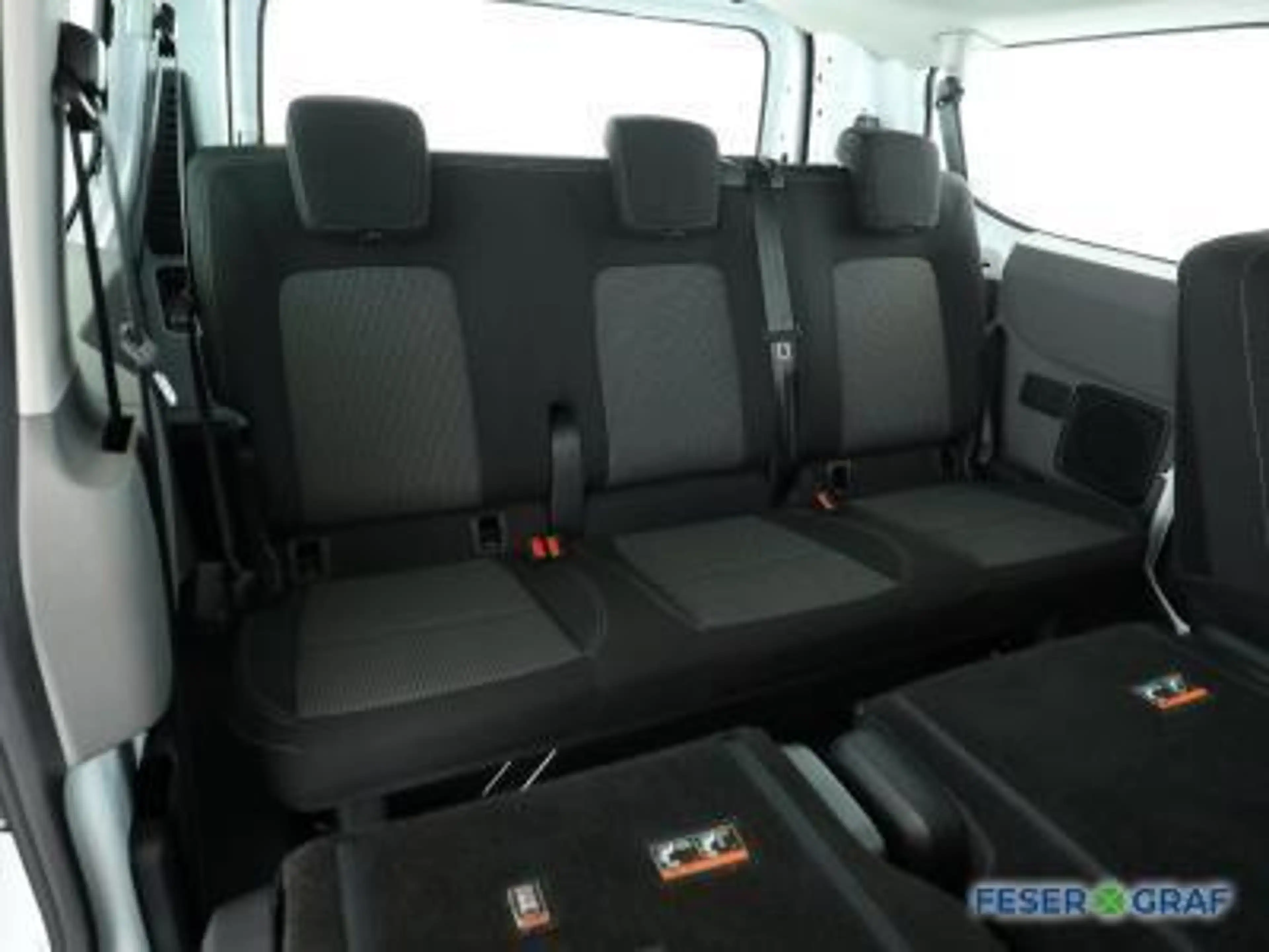 Volkswagen T7 Kombi 2.0TDI 9Sitze Navigationssystem Rückfahrkamera — photo 9