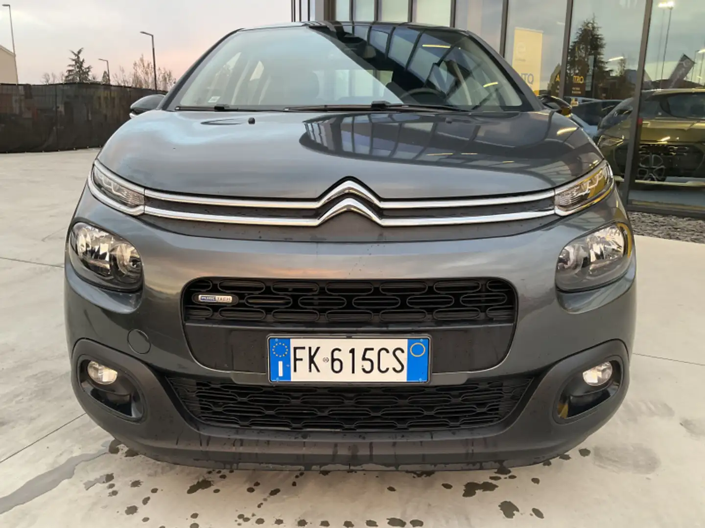Citroen C3 PureTech 82 Shine Grau - 2