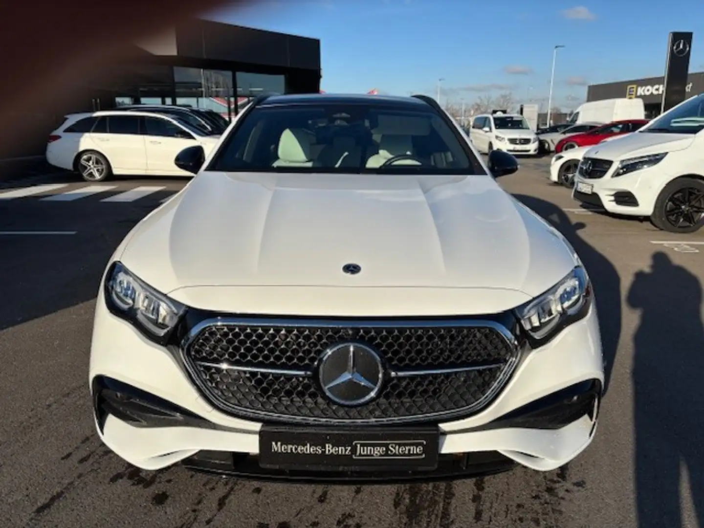 Mercedes-Benz E 300 de 4M T AMG Sport Night Distr Supersc Pano AHK Blanc - 2