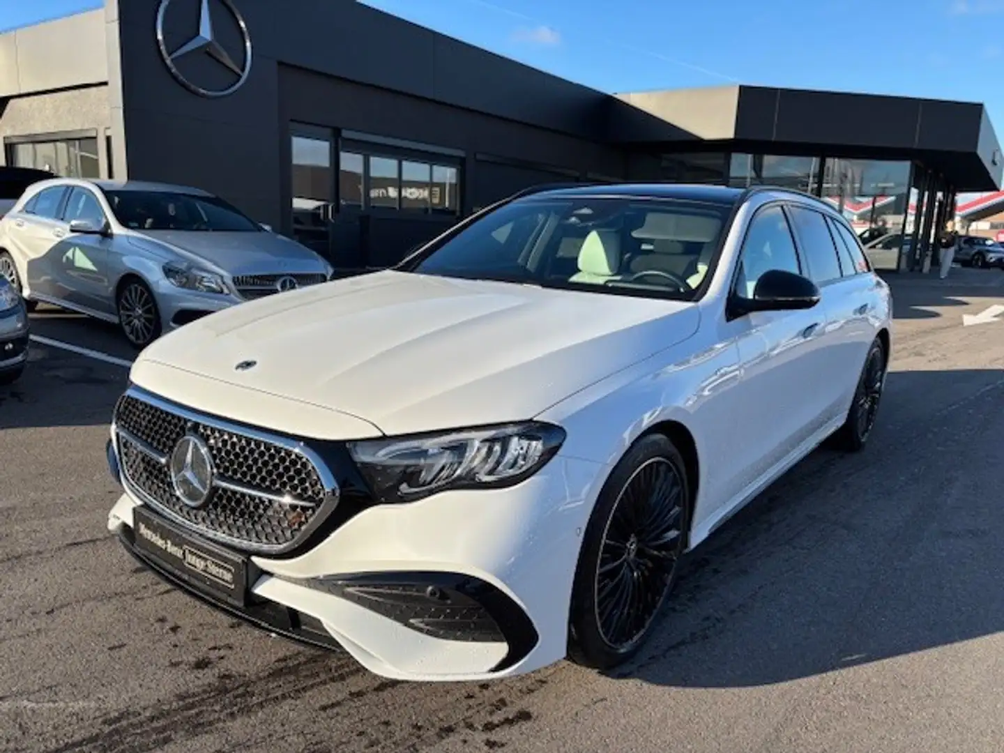Mercedes-Benz E 300 de 4M T AMG Sport Night Distr Supersc Pano AHK Blanc - 1