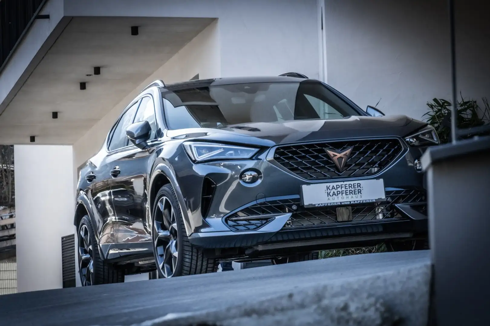 CUPRA Formentor TRIBE e-HYBRID 204 PS DSG Gris - 2