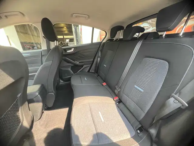 Ford Focus view 8