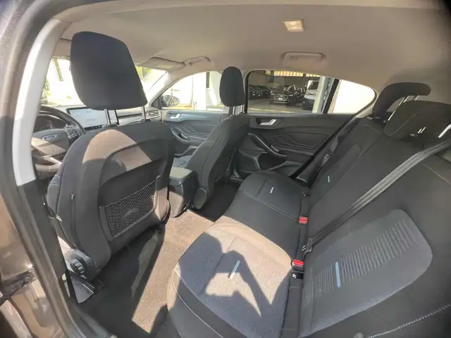 Ford Focus view 9