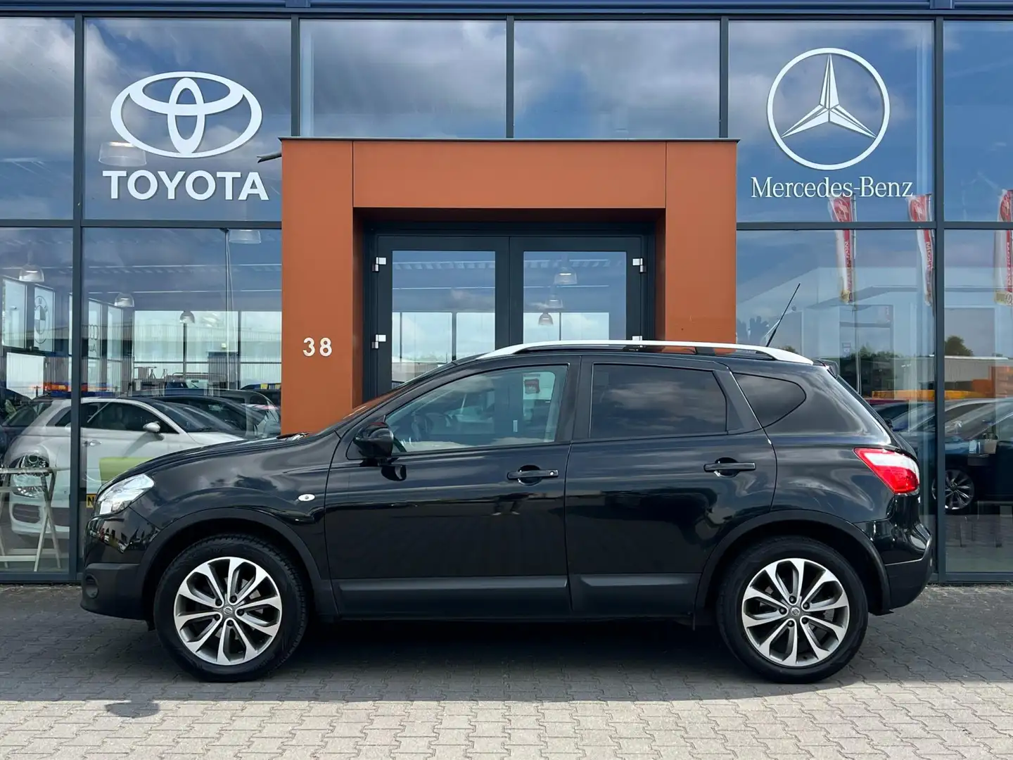 Nissan Qashqai 1.6 Connect|Pano|Cruise|Navi|Clima|BT|Isofix Zwart - 2