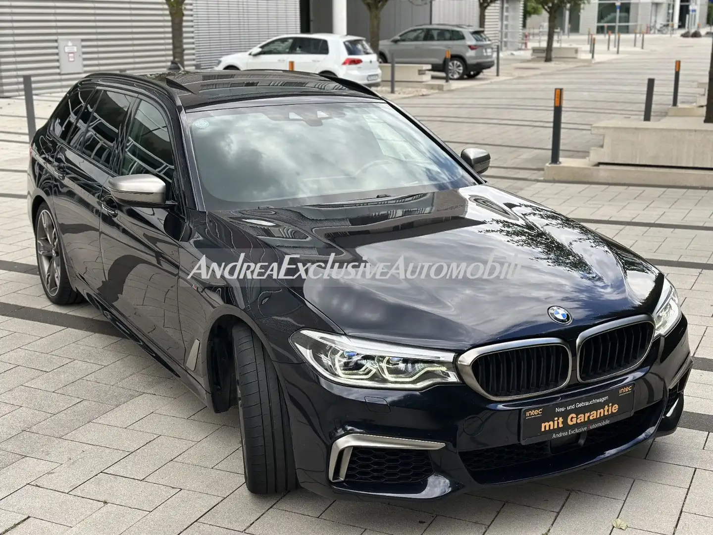 BMW 550 D xDrive Touring Pano/AHK/ GARANT TOPZUSTAND Černá - 2