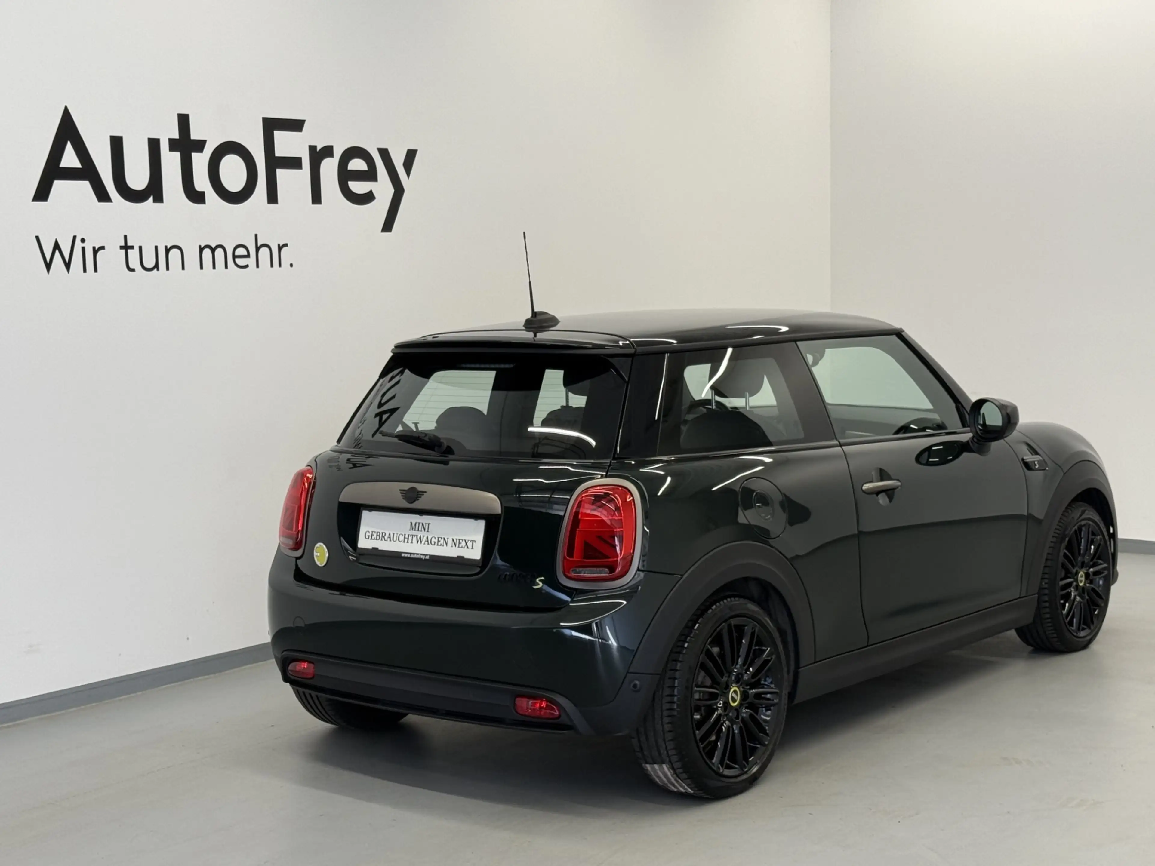 MINI Cooper SE — photo 2