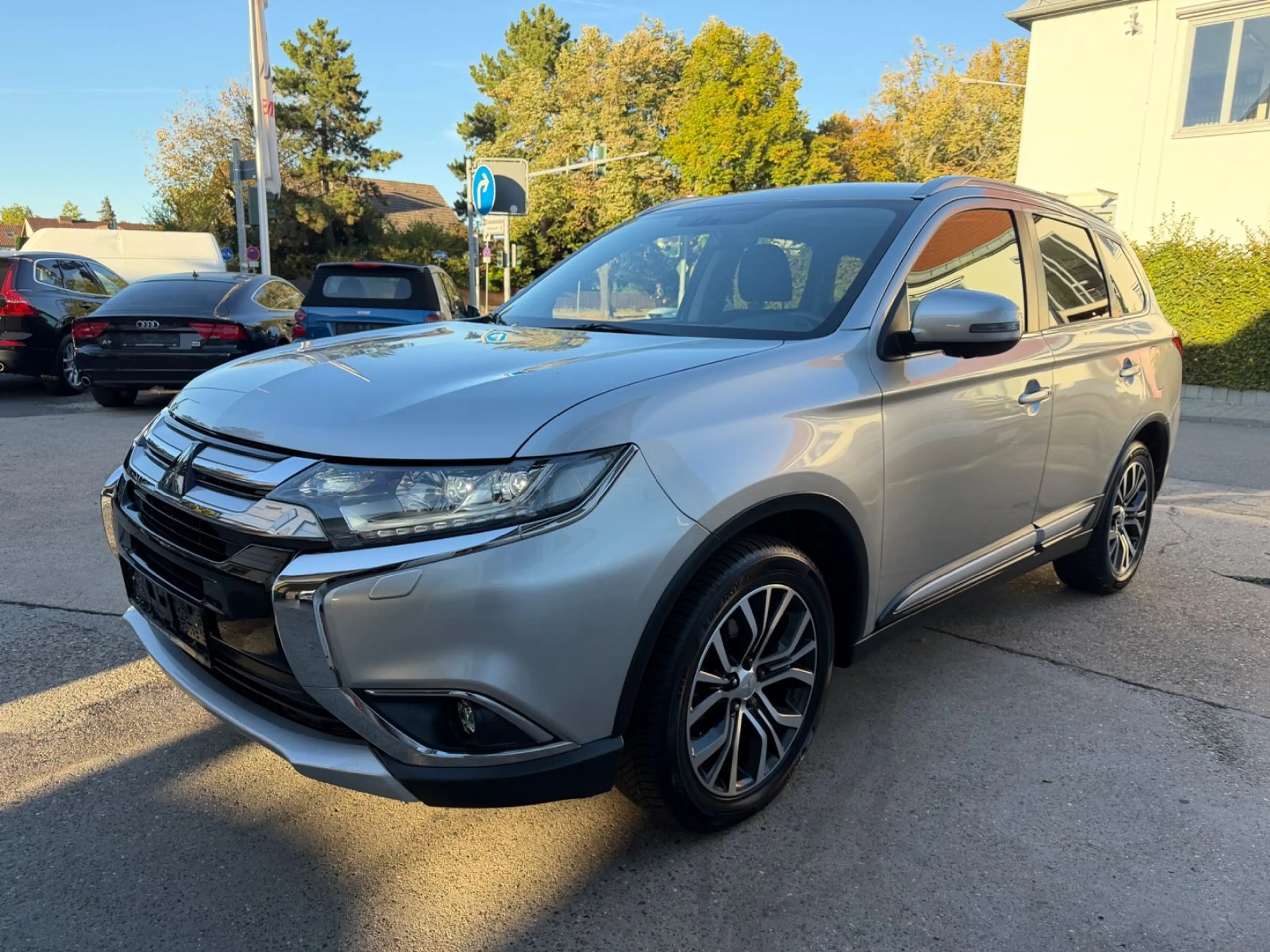 Mitsubishi Outlander Edition+ *1.Hand*Automatik*360°Kam*LED — photo 3