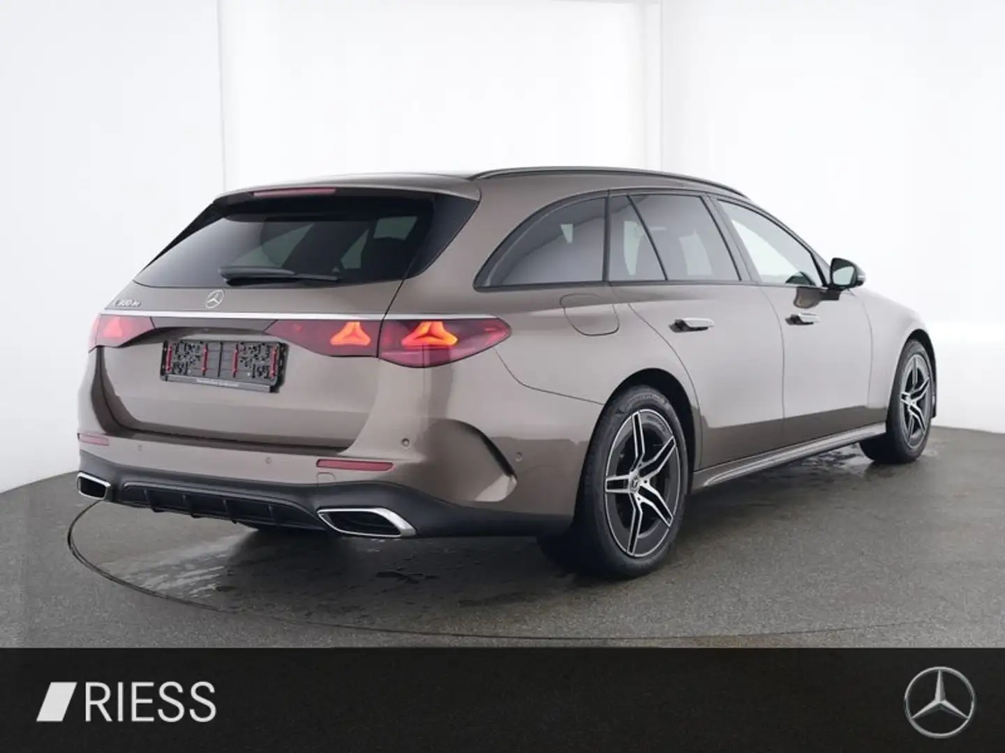 Mercedes-Benz E 300 de T AMG Sport Night Distr AHK Pano Airm Braun - 2