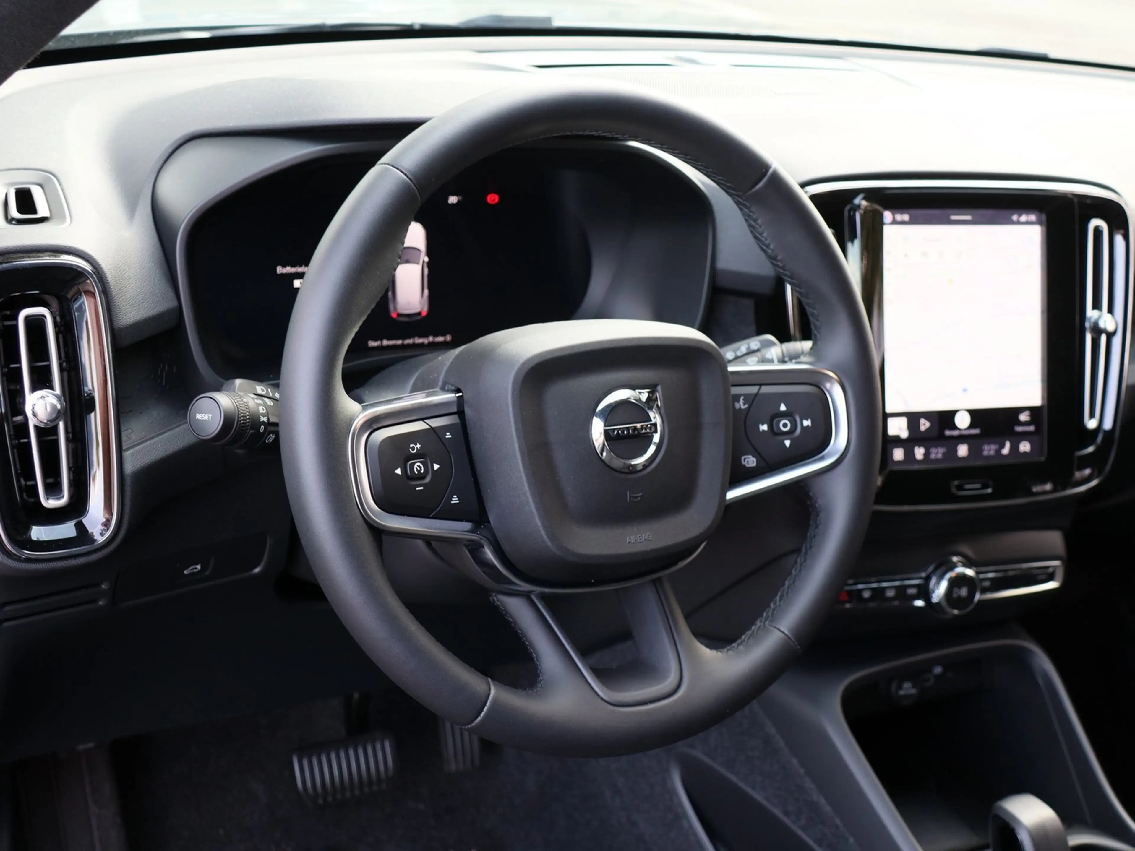 Volvo EX40 Plus Black Single Motor Extended Range RWD — photo 9