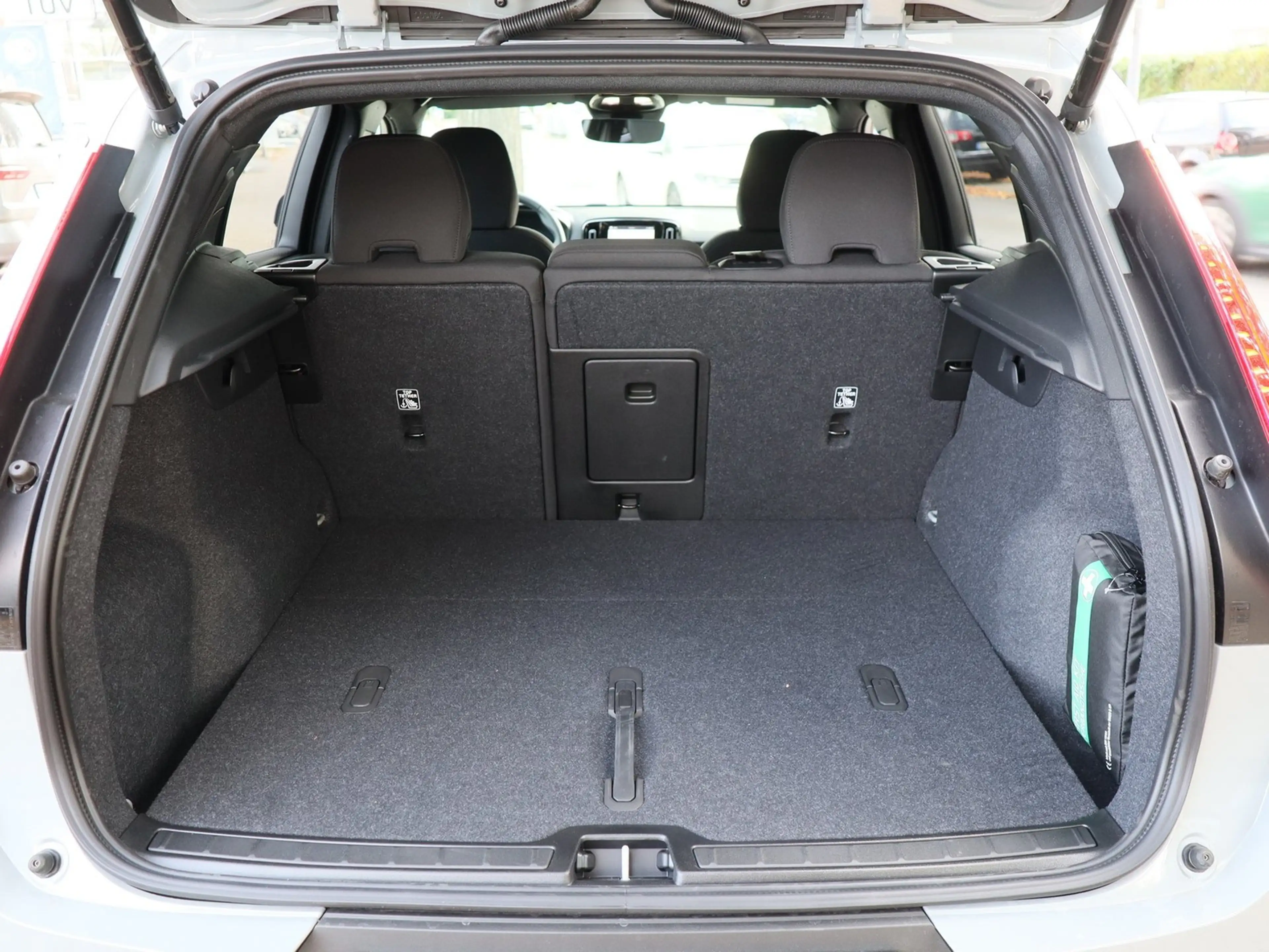 Volvo EX40 Plus Black Single Motor Extended Range RWD — photo 11