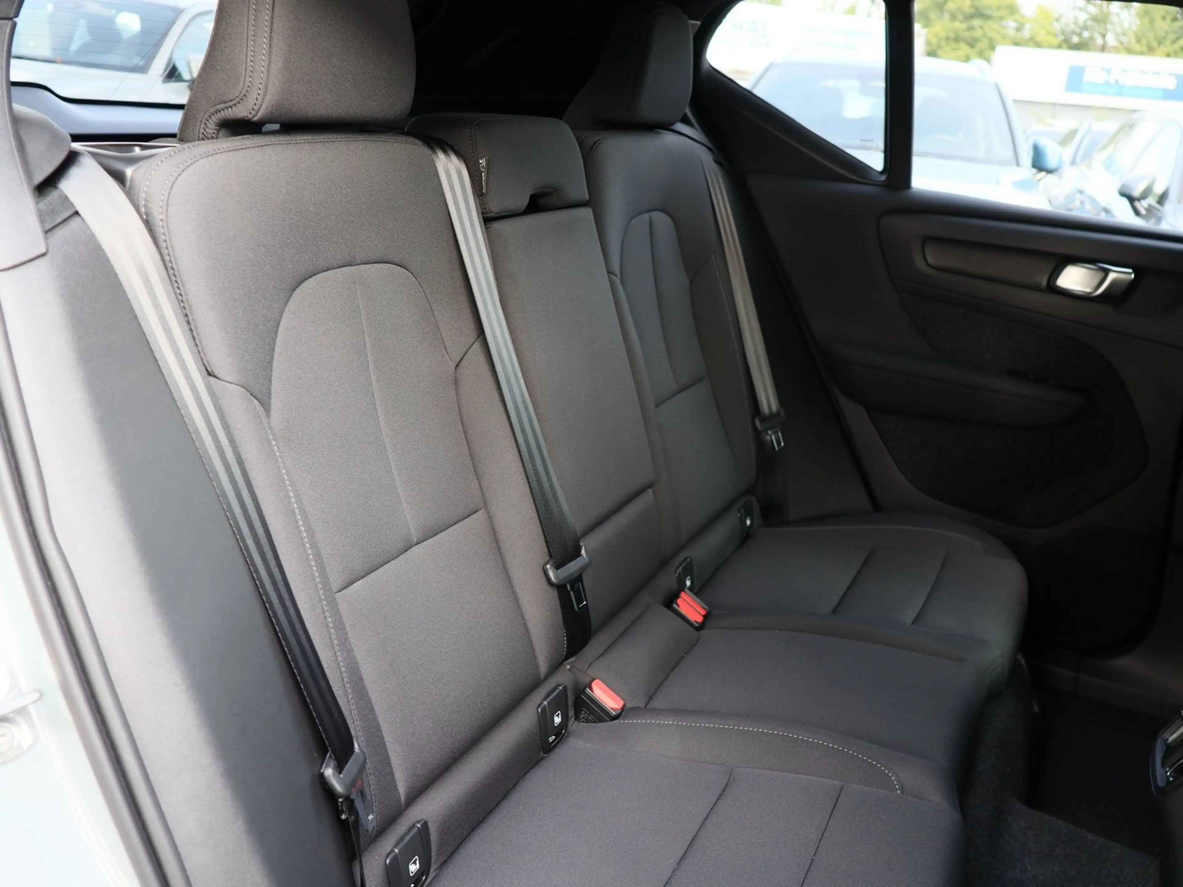 Volvo EX40 Plus Black Single Motor Extended Range RWD — photo 4