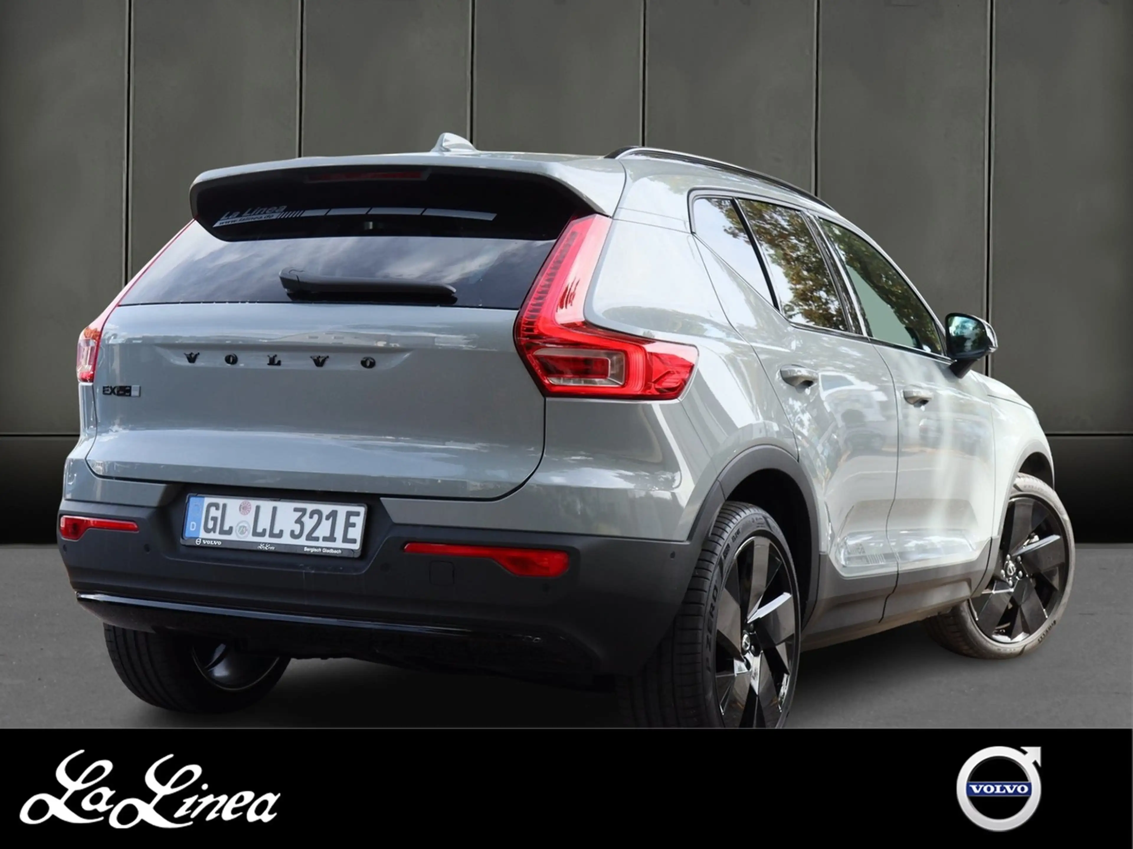 Volvo EX40 Plus Black Single Motor Extended Range RWD — photo 2