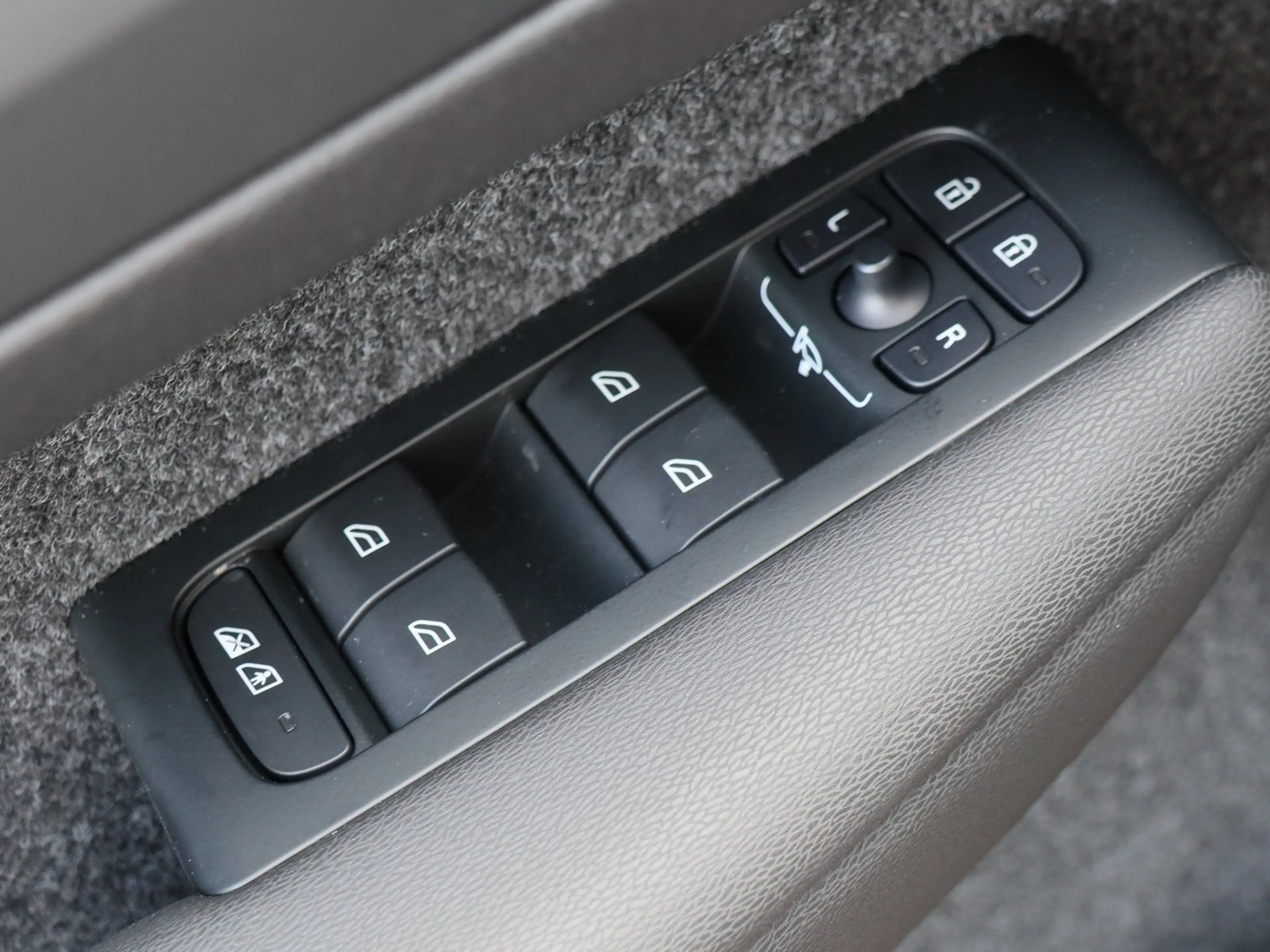 Volvo EX40 Plus Black Single Motor Extended Range RWD — photo 14