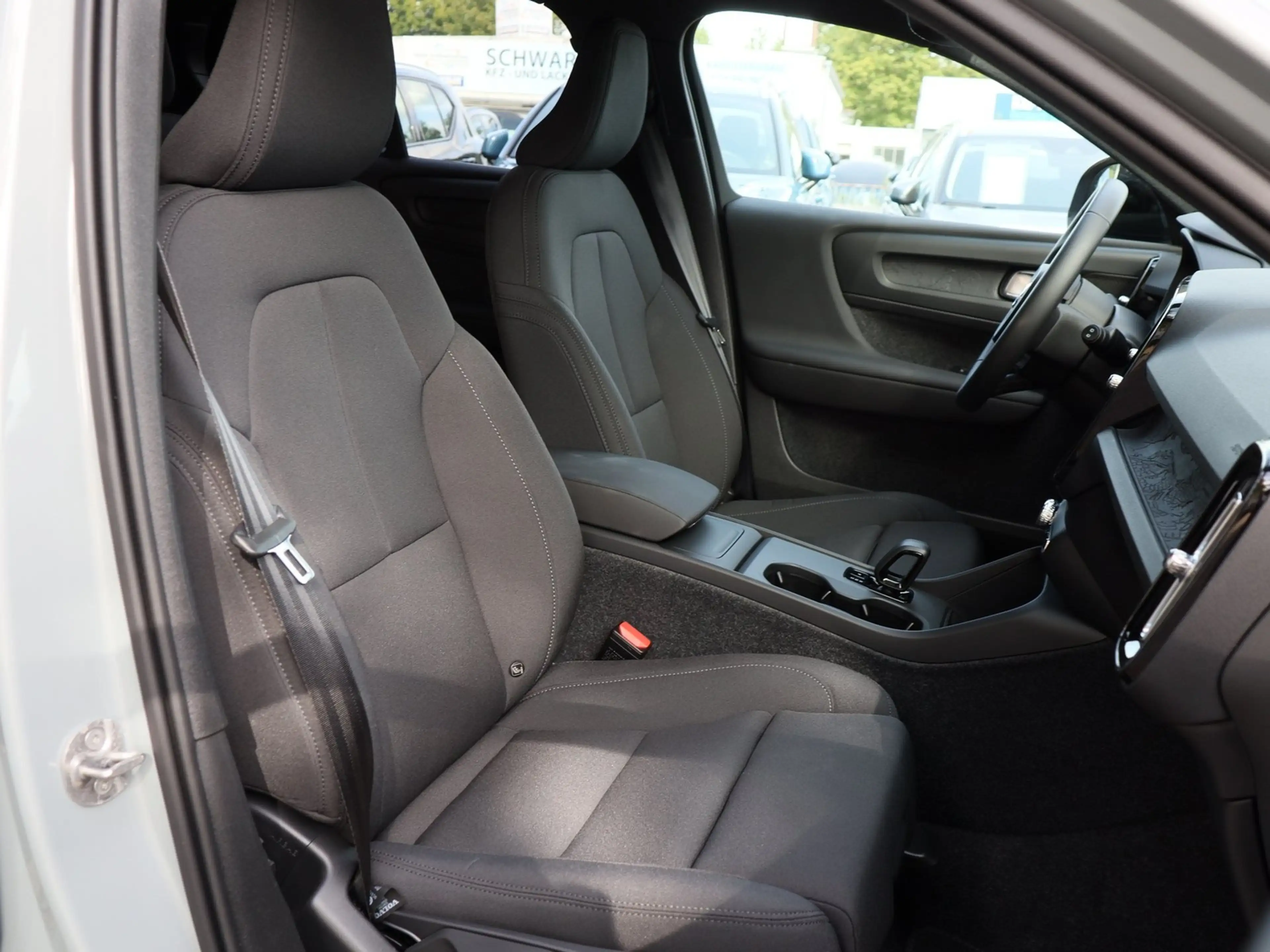 Volvo EX40 Plus Black Single Motor Extended Range RWD — photo 6