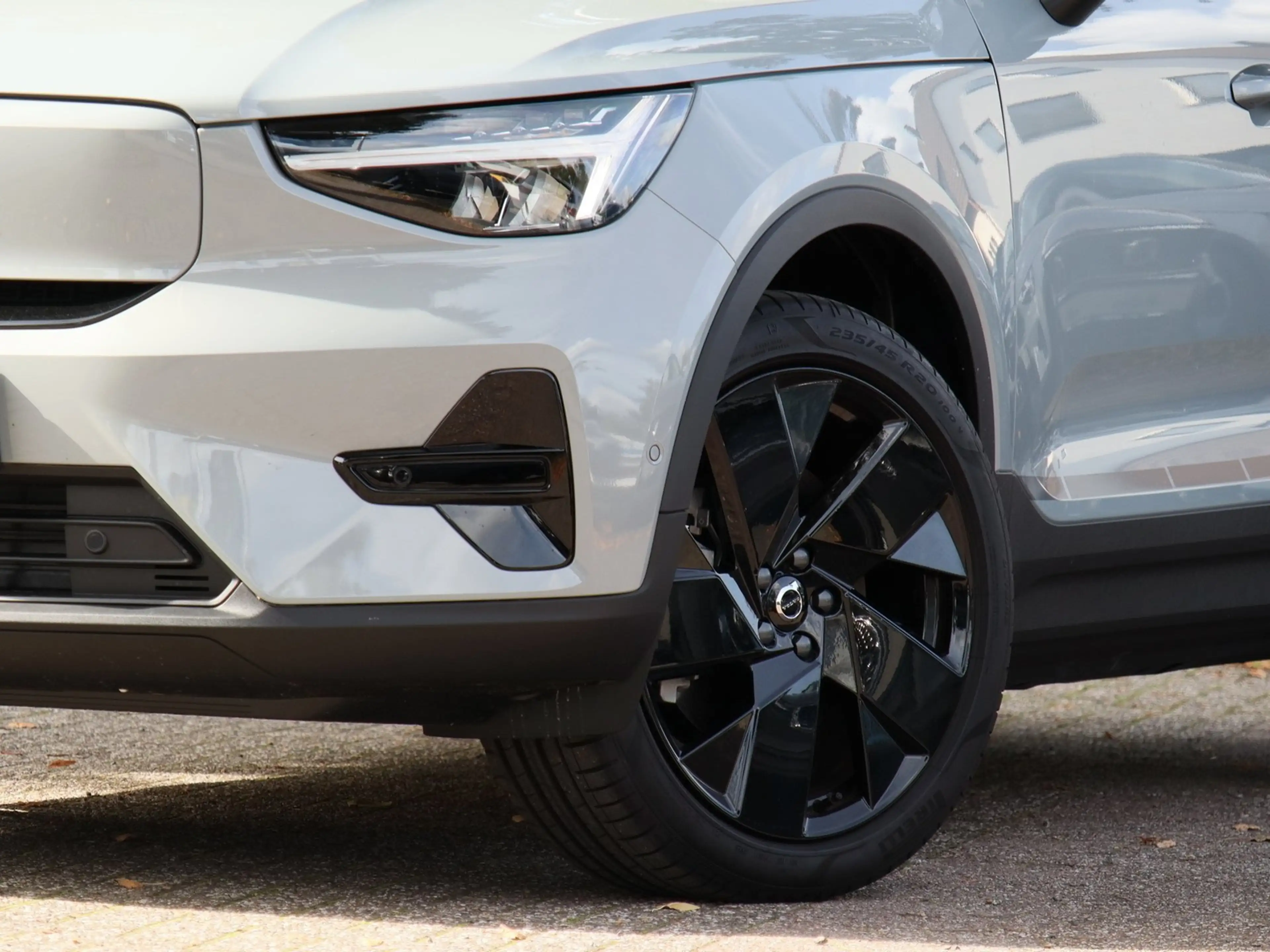 Volvo EX40 Plus Black Single Motor Extended Range RWD — photo 5