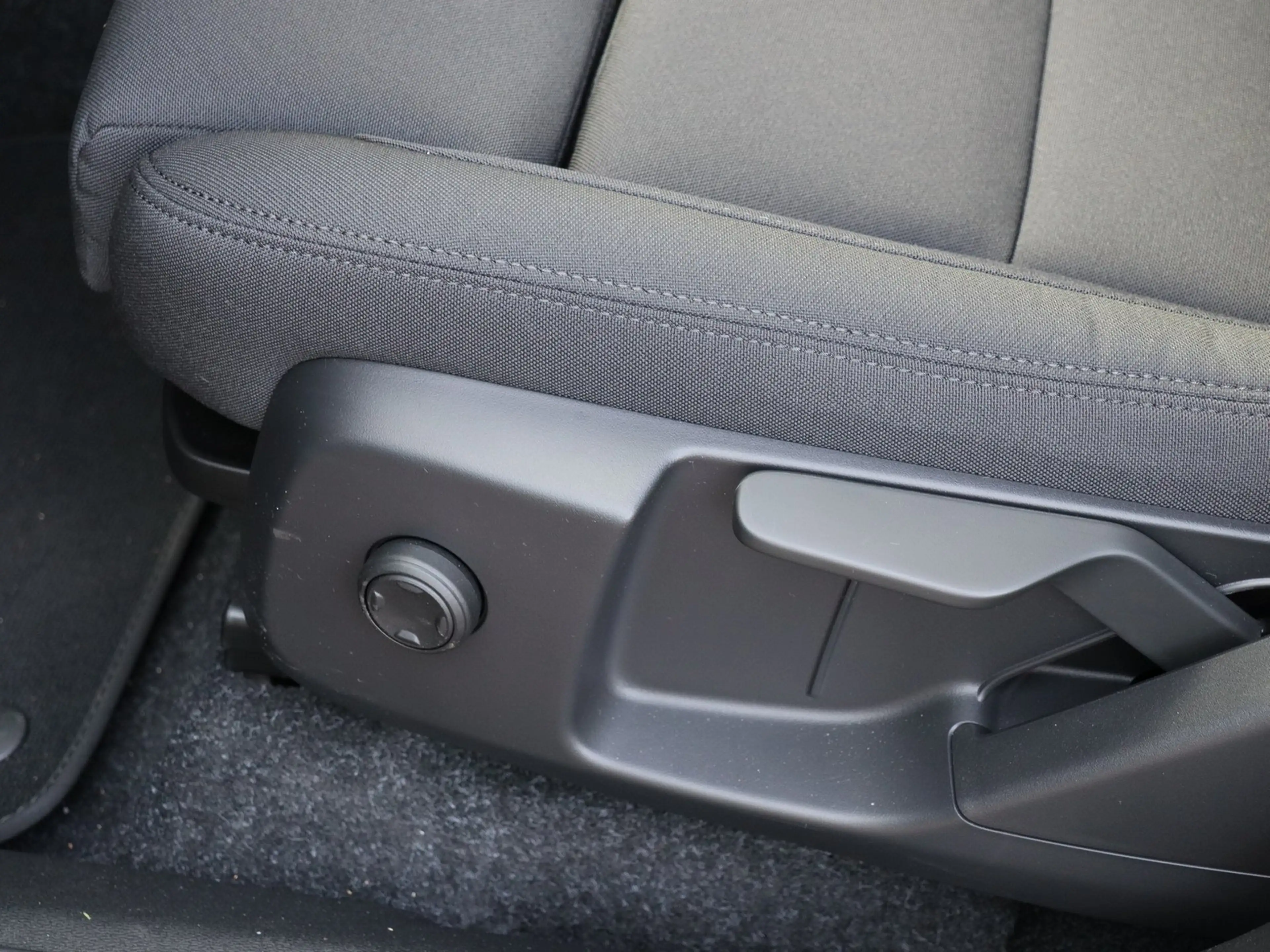 Volvo EX40 Plus Black Single Motor Extended Range RWD — photo 15