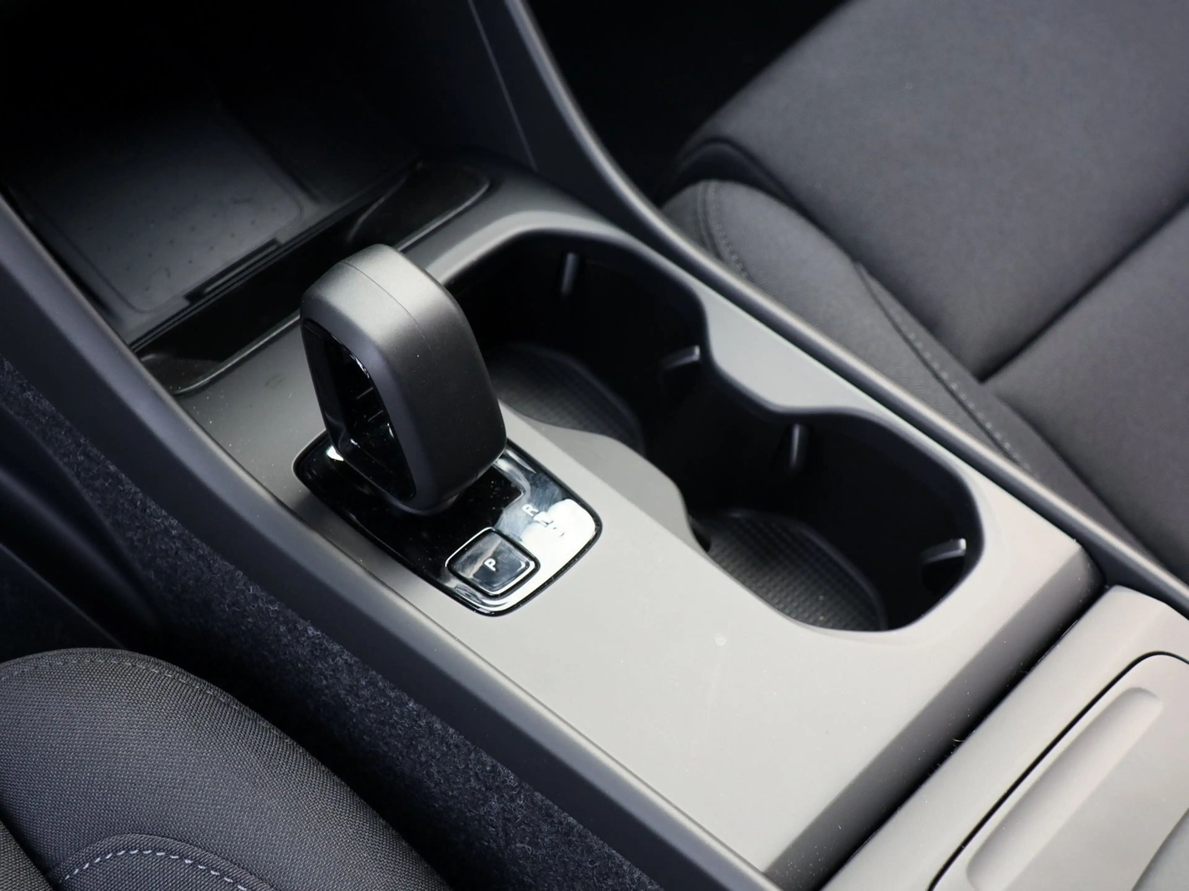 Volvo EX40 Plus Black Single Motor Extended Range RWD — photo 10