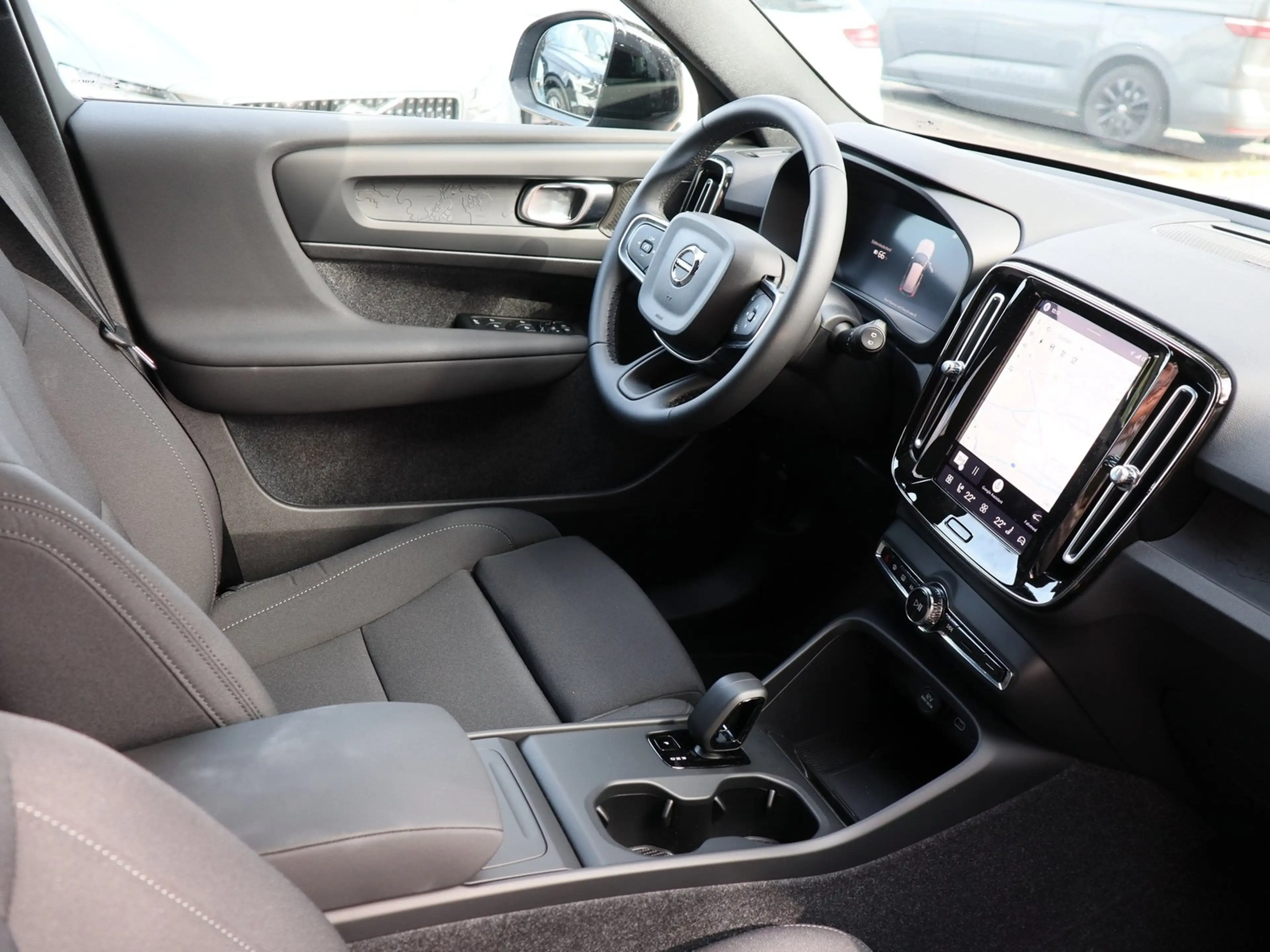 Volvo EX40 Plus Black Single Motor Extended Range RWD — photo 3
