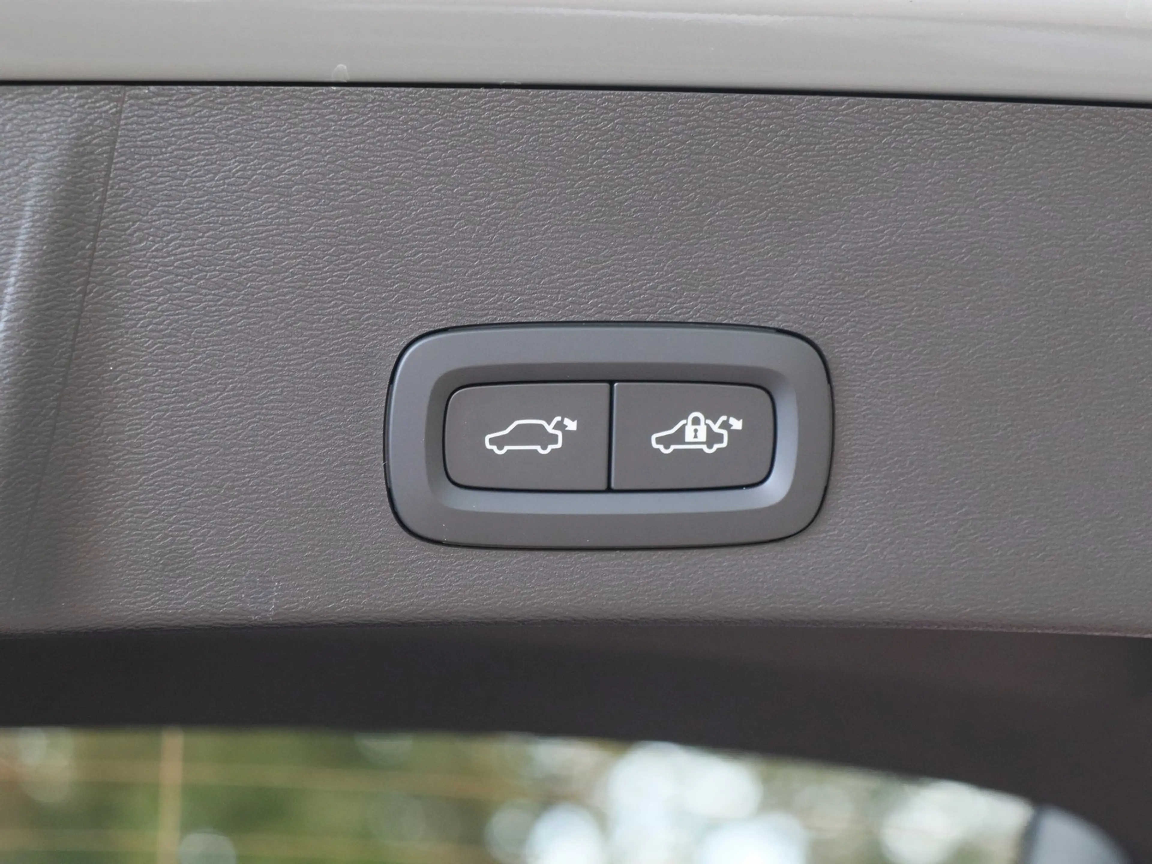 Volvo EX40 Plus Black Single Motor Extended Range RWD — photo 16