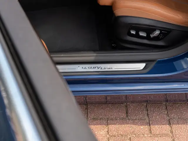 BMW 5 Series view 14