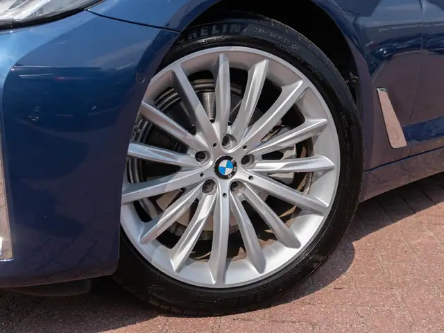 BMW 5 Series view 18