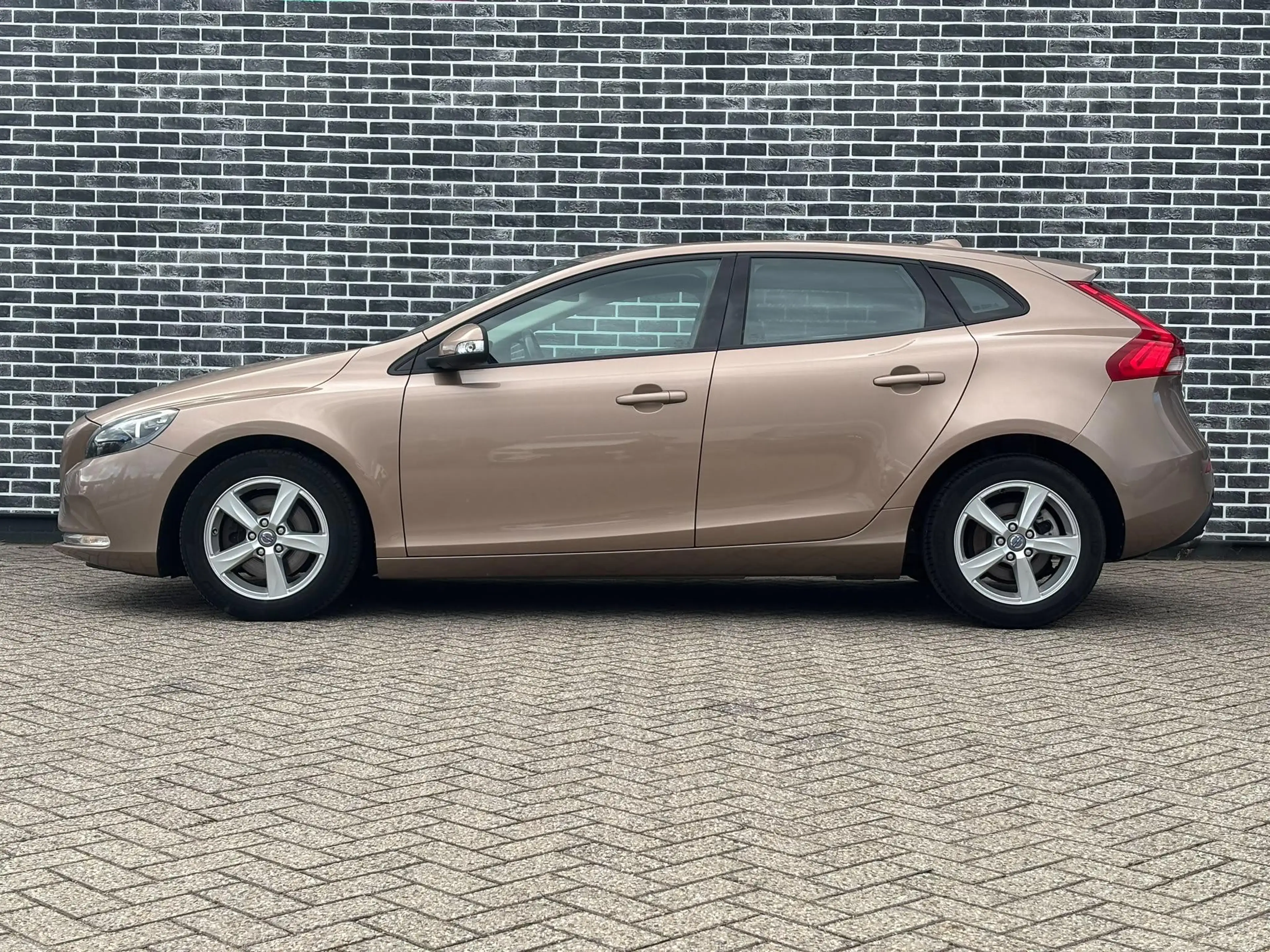 Volvo V40 1.6 T3 Kinetic | Trekhaak | RTI Navigatie | High P — photo 3