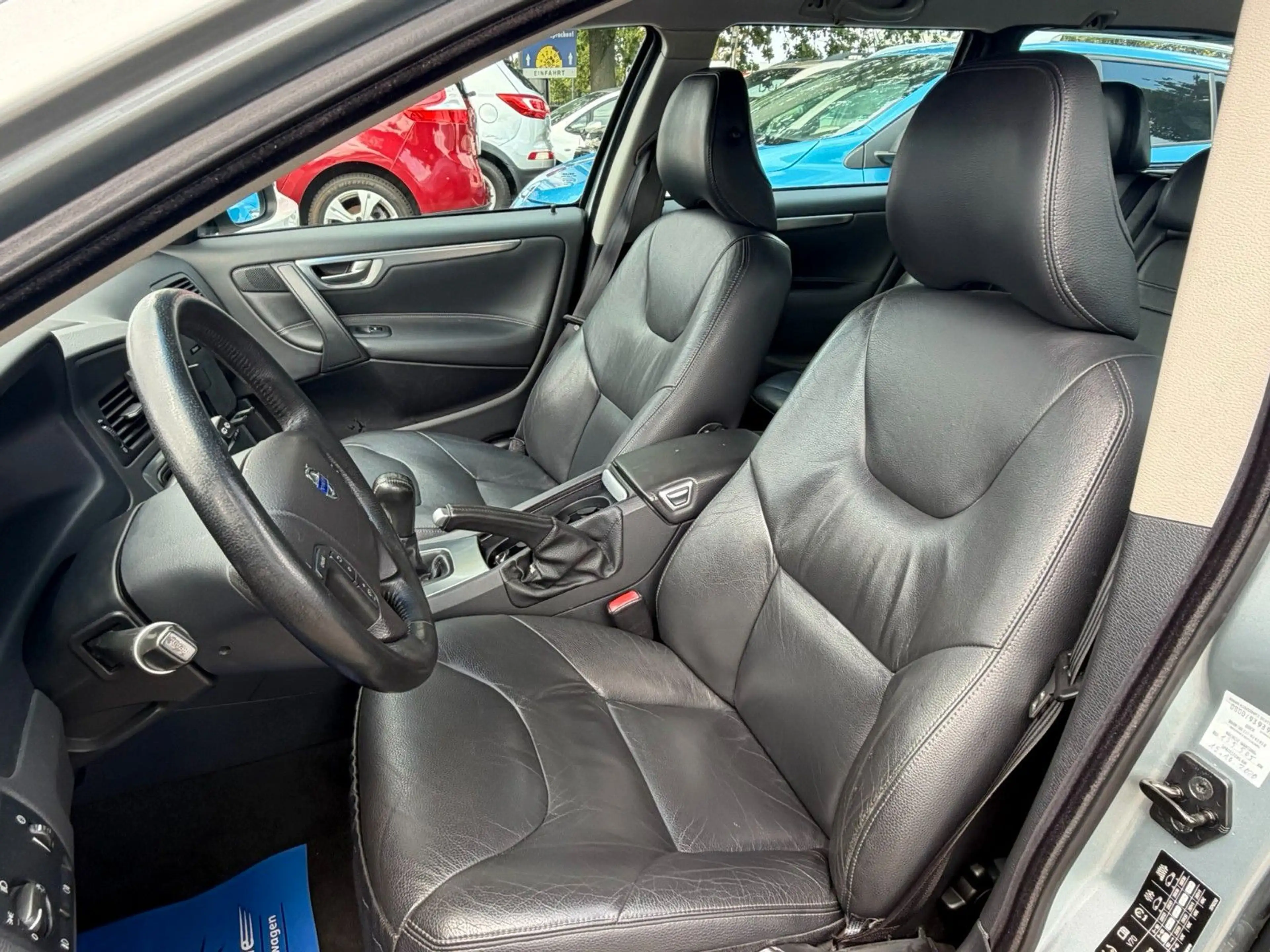 Volvo V70 2.4 Momentum *SitzH*Klimaaut*MFL* TÜV Neu — photo 9