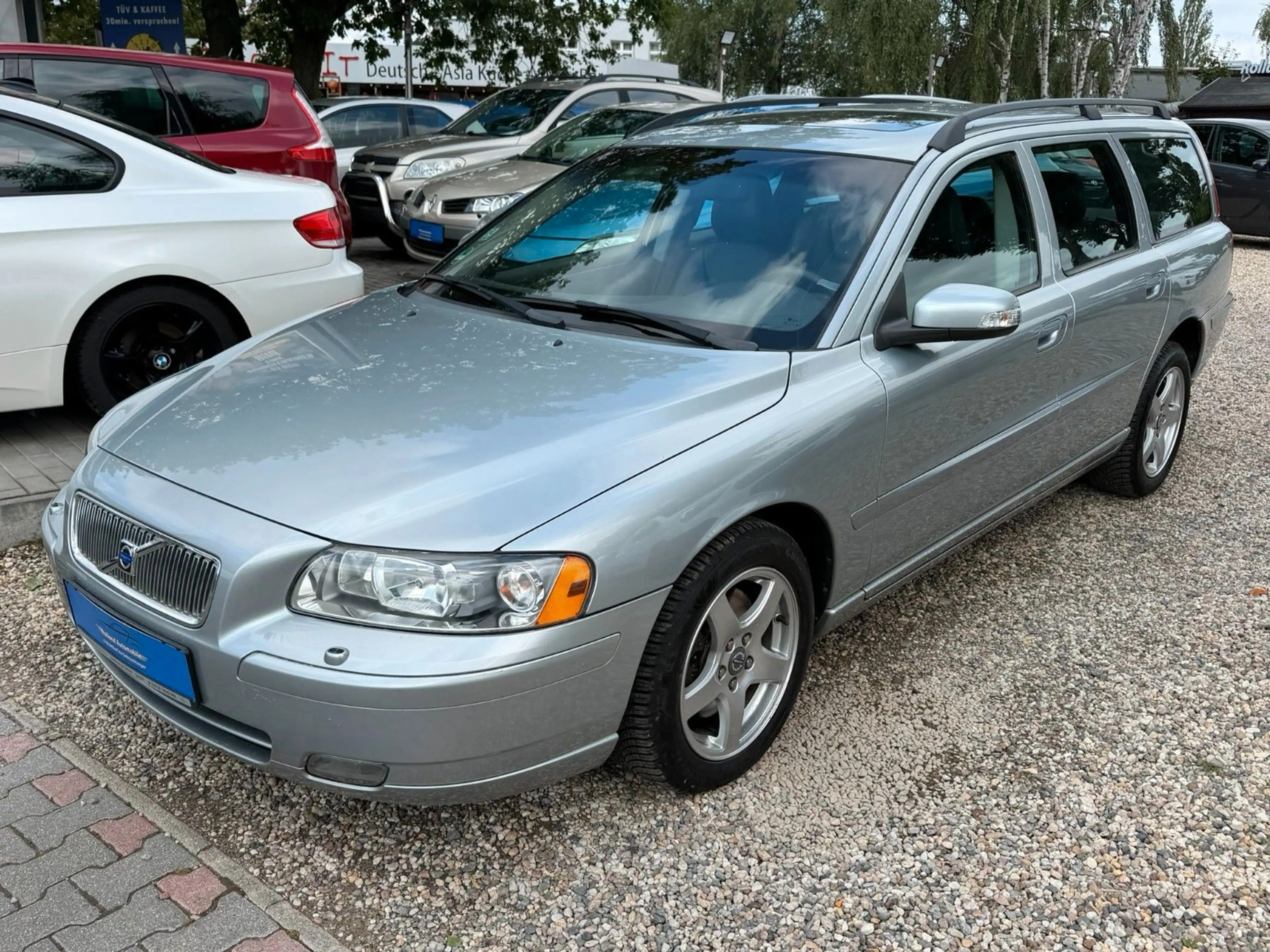 Volvo V70 2.4 Momentum *SitzH*Klimaaut*MFL* TÜV Neu — photo 4