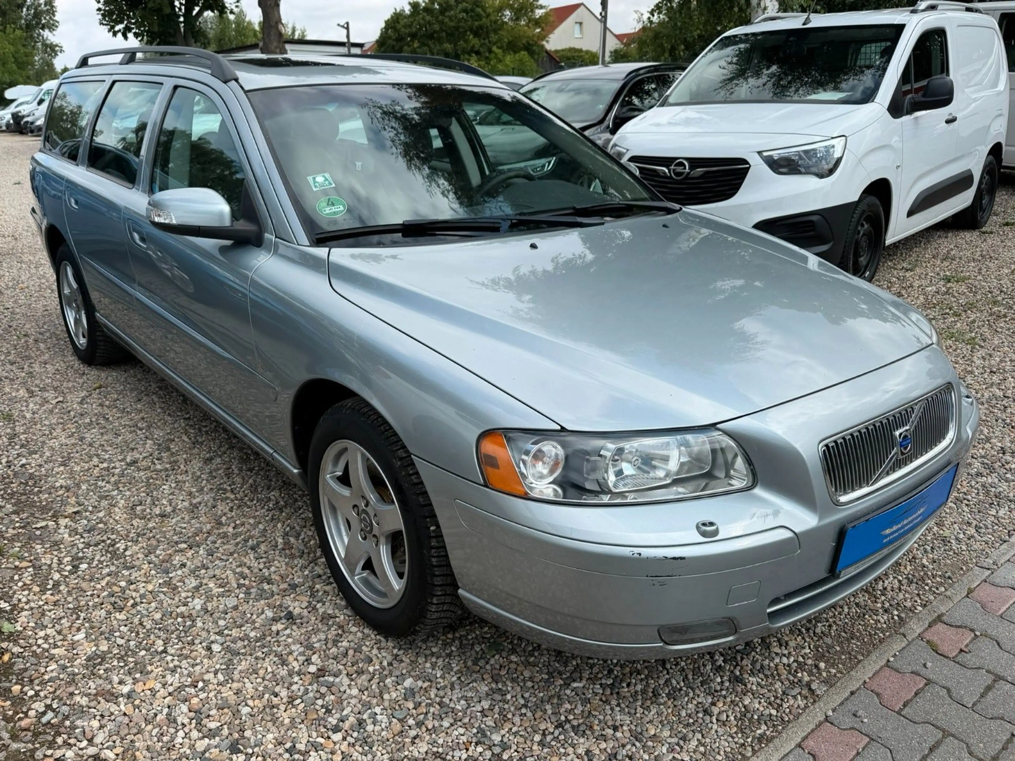 Volvo V70 2.4 Momentum *SitzH*Klimaaut*MFL* TÜV Neu — photo 2
