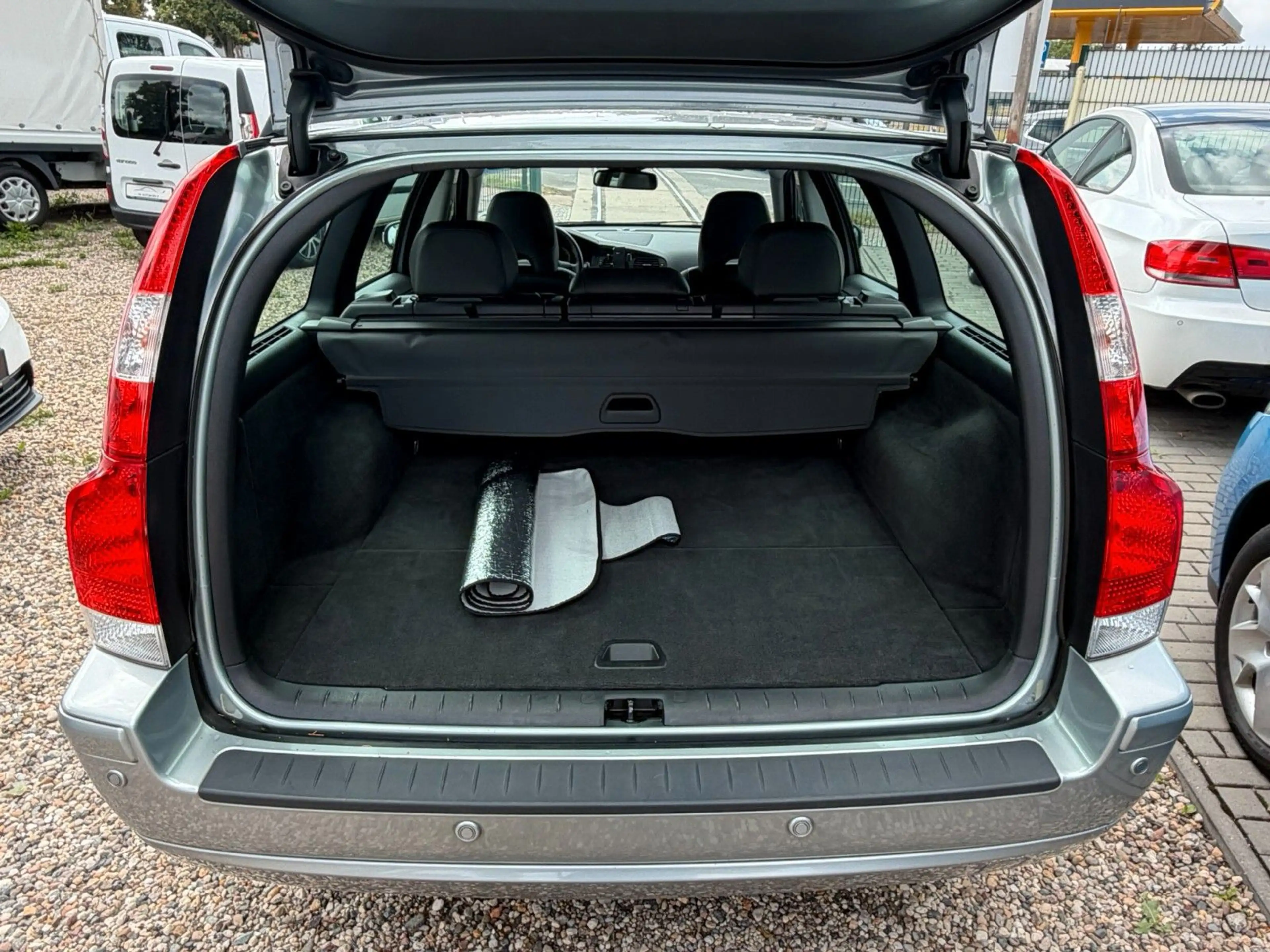 Volvo V70 2.4 Momentum *SitzH*Klimaaut*MFL* TÜV Neu — photo 8