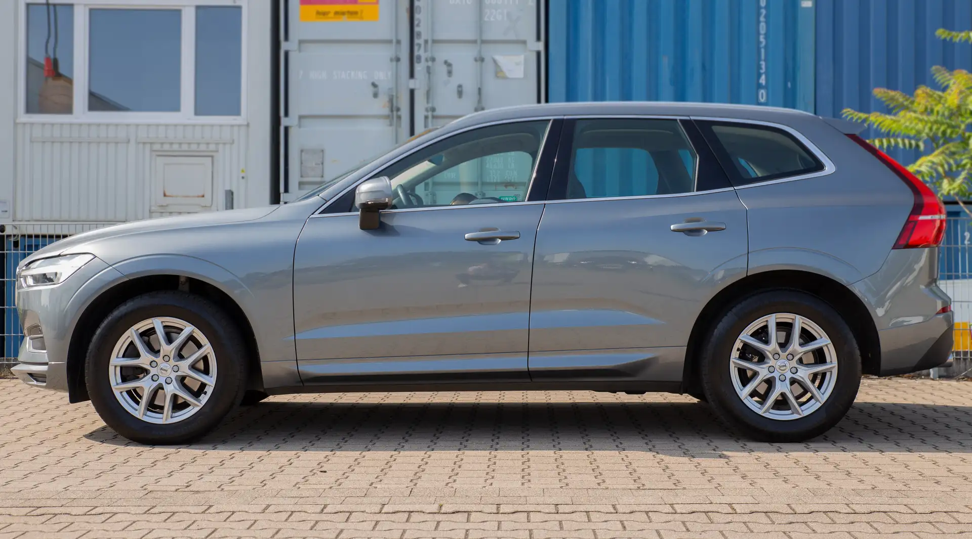 Volvo XC60 T5 Momentum Pro AWD Kamera*Leder*Navi*Totwinkel* Grau - 2